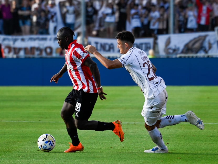 Edwuin Cetré (izq.) fue una de las figuras de Estudiantes de La Plata.