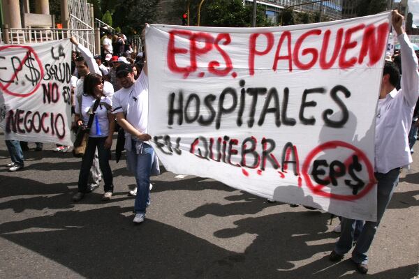 Según los promotores de la movilización, la deuda de las entidades promotoras de salud (EPS) con la Red Hospitalaria del Distrito supera los 260.000 millones de pesos, 