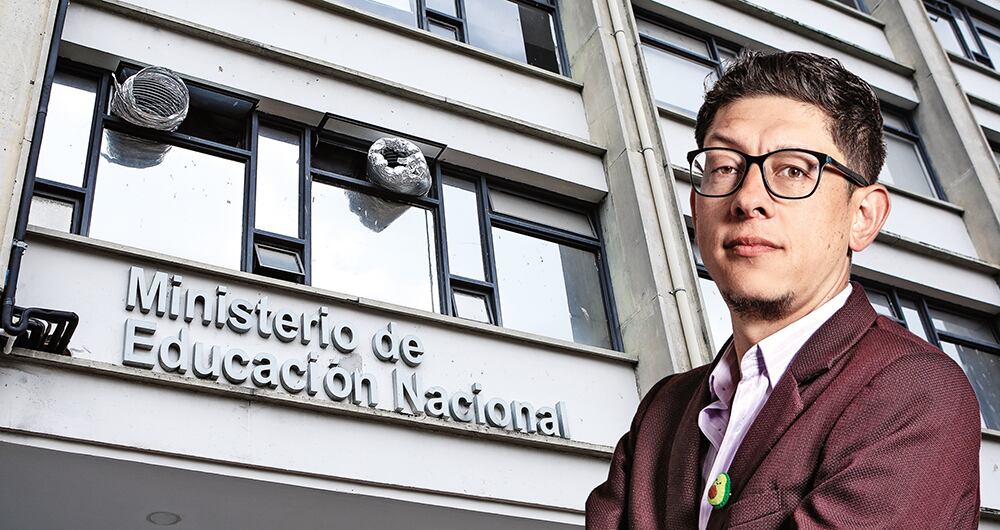   Daniel Rojas, ministro de Educación, llevó a varios funcionarios de su administración en la SAE a la cartera que ahora dirige. En vez de renunciar, ellos buscaron una indemnización.