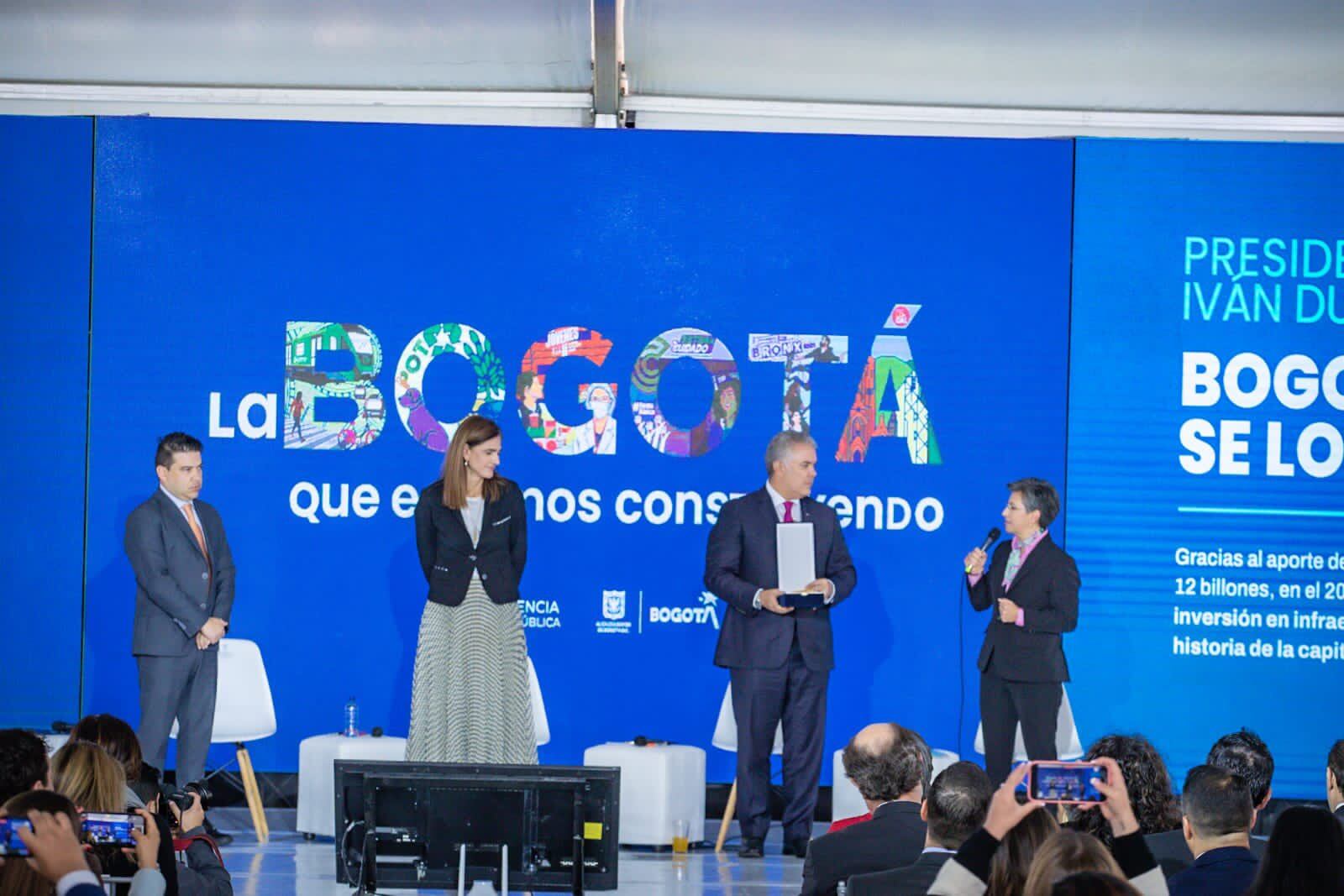 Momento en el que la alcaldesa López le entrega la condecoración al presidente Iván Duque.