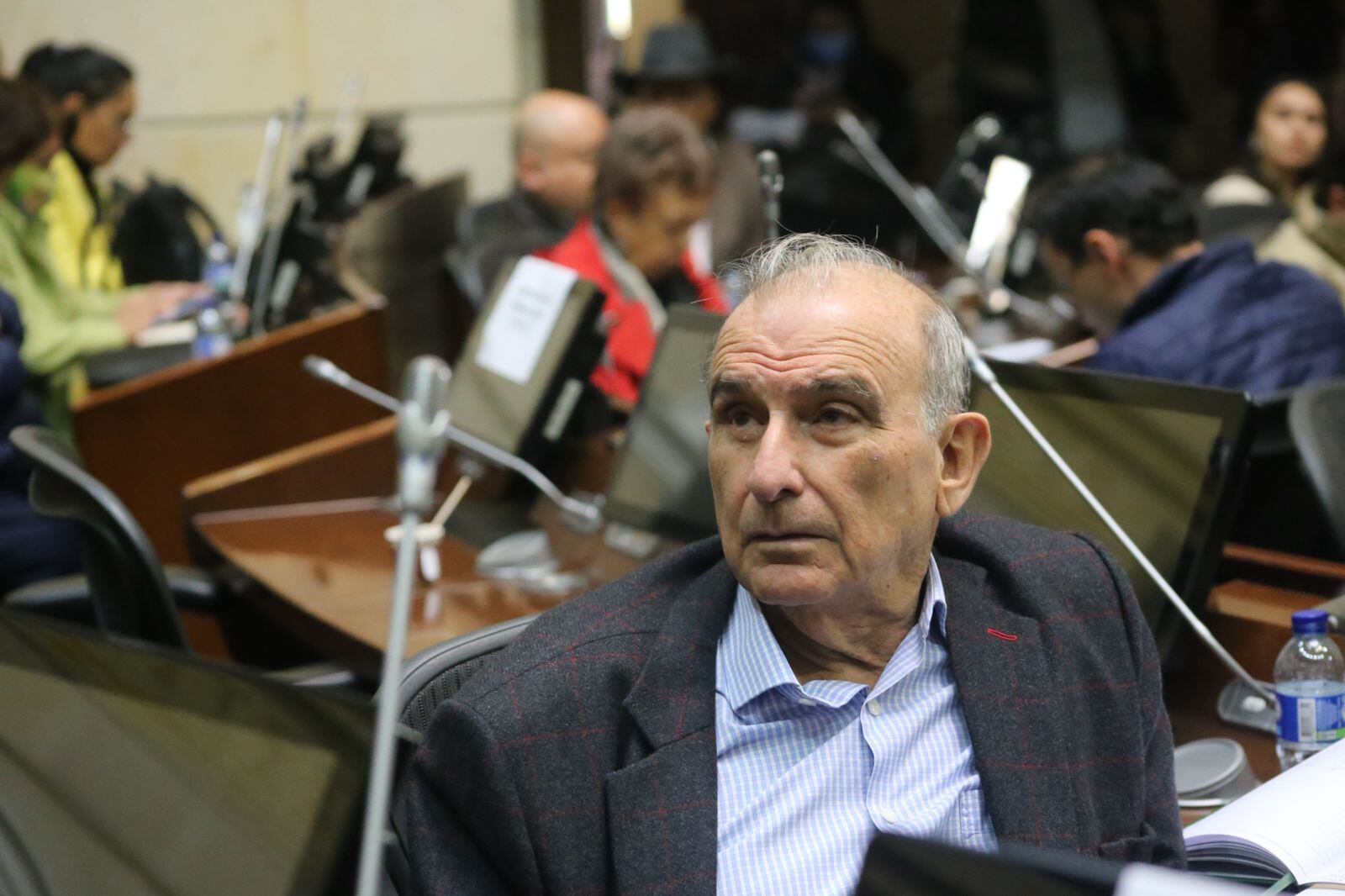 El senador votó en contra del artículo 8 del PND que daba facultades al Gobierno para implementar las recomendaciones del informe final de la Comisión de la Verdad.