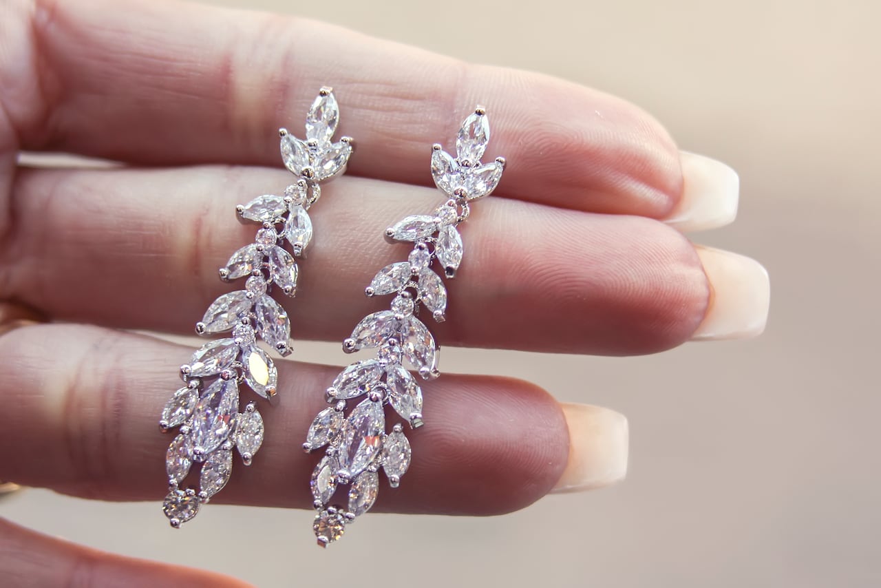 Ir más allá de las apariencias se logra al aplicar el truco efectivo para detectar aretes de plata.