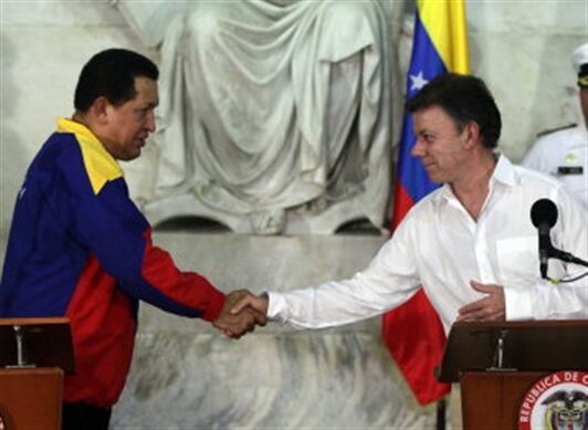 El presidente Juan Manuel Santos saluda a su homólogo venezolano, Hugo Chávez, durante la rueda de prensa, hace unos meses, tras su reunión en la quinta de San Pedro Alejandrino en Santa Marta.