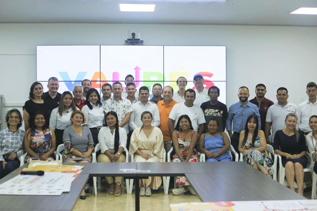 Representante Legal de Up Holding, Gobernador de Vaupes, equipo del proyecto y participantes del proyecto Vaupes Innovador