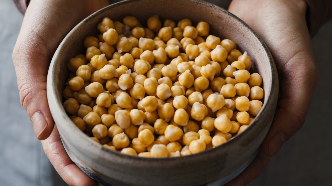 Los garbanzos son fuente de proteínas como el calcio, potasio, hierro, fósforo, magnesio, folatos, niacina, vitamina B6 y vitamina E.