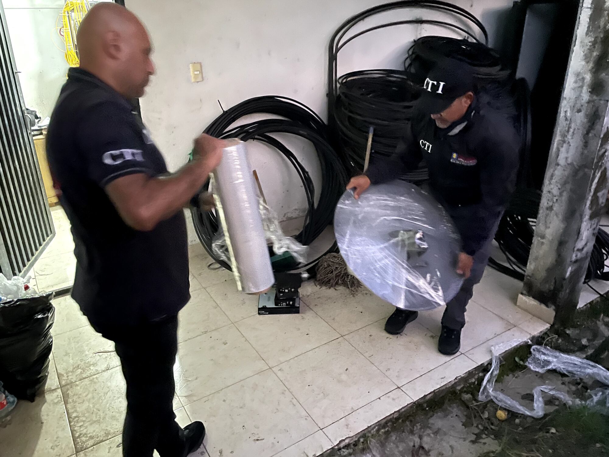 La denuncia fue impulsada por el ministerio de Tecnologías de la Información y las Comunicaciones. La empresa allanada robaba señales de DIRECTV y otros operadores y programadores.