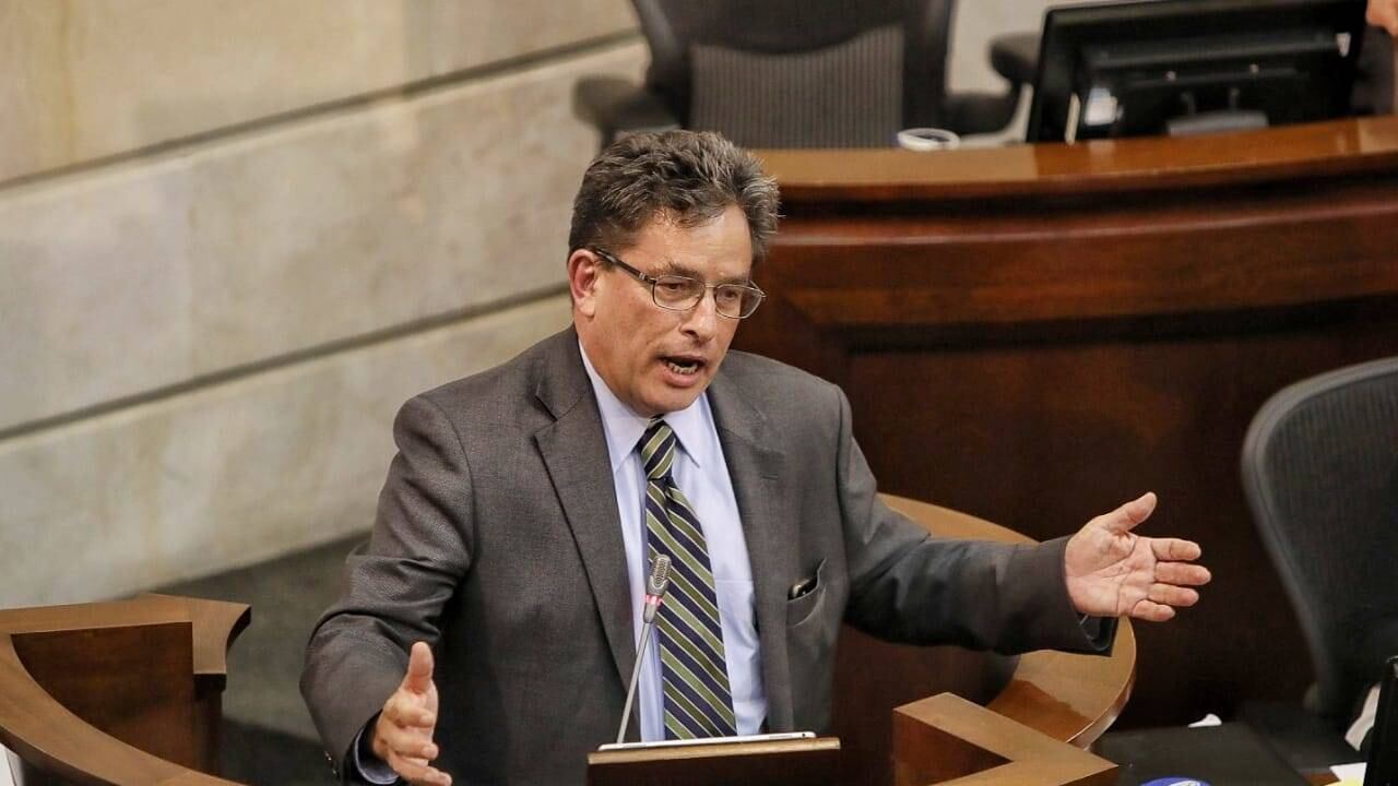 Alberto Carrasquilla nada que se libra de la moción de censura en el Senado