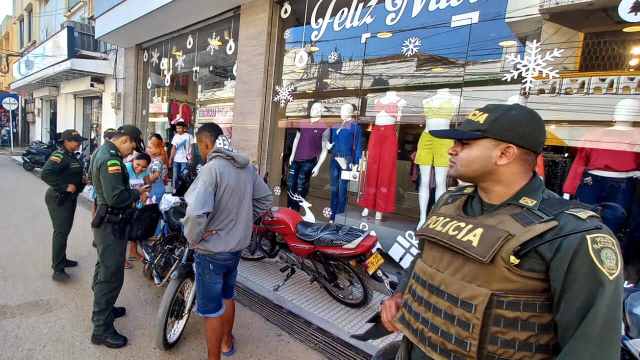 Policía de Bolívar en las calles.
