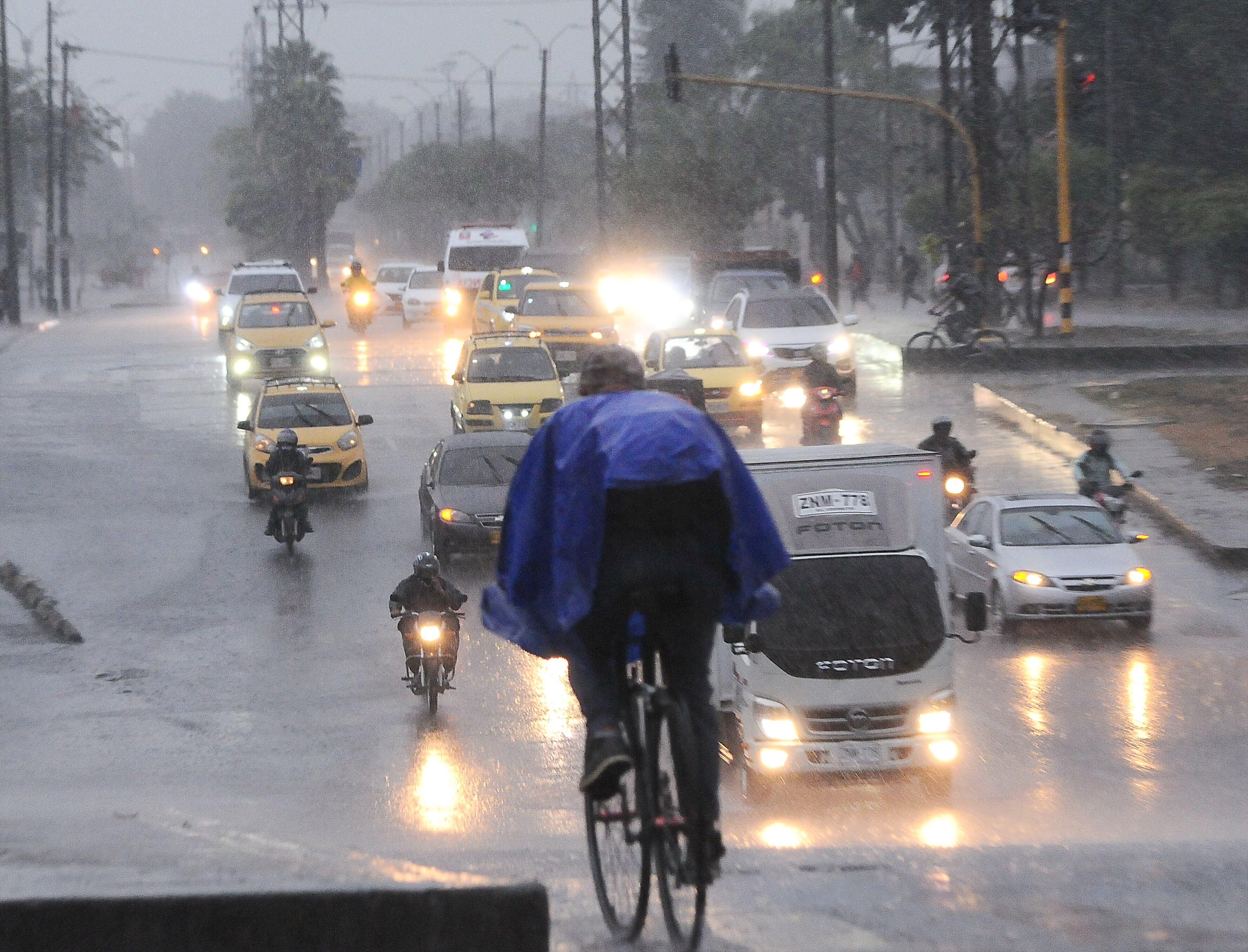 Cali: Un fuerte aguacero caído en la tarde de hoy en la ciudad género gran congestión vehicular en ciertos sectores. La lluvia se presentó más fuerte en el centro de Cali. Foto José L Guzmán. El País.  Julio 7-23