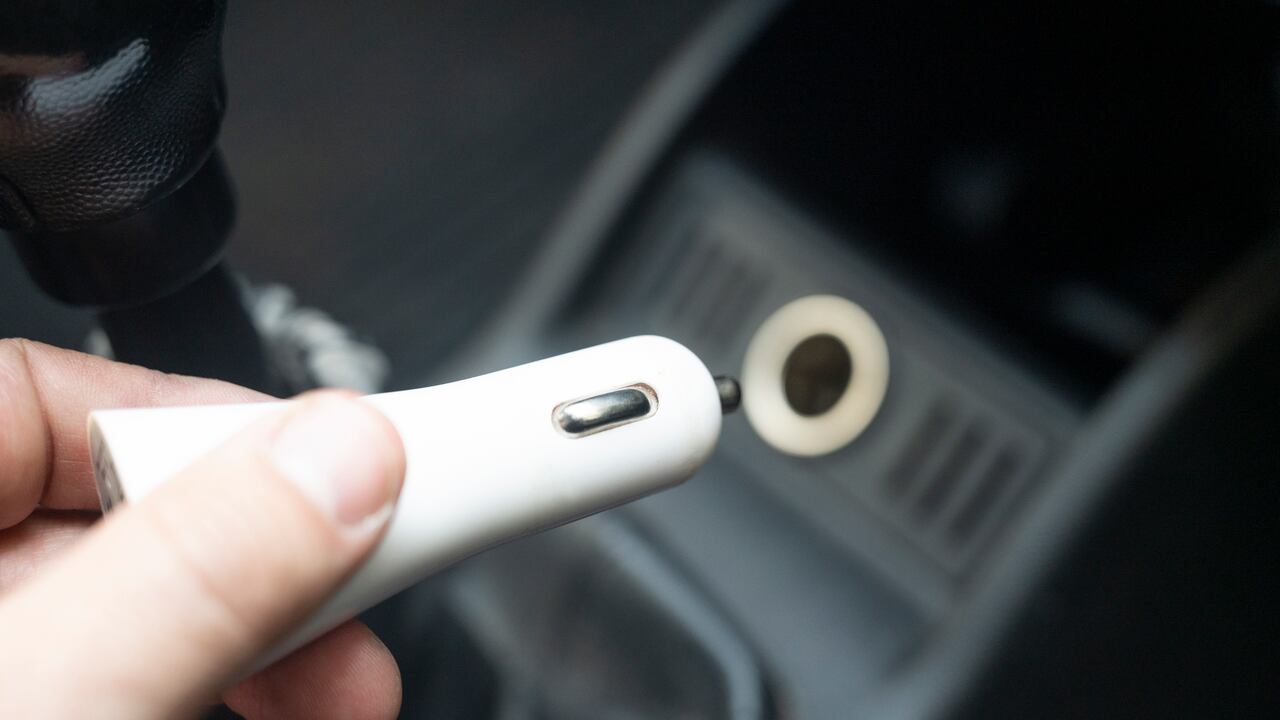 Hay dispositivos diseñados para conectarse al vehículo; hay otros que pueden dañar el sistema eléctrico.