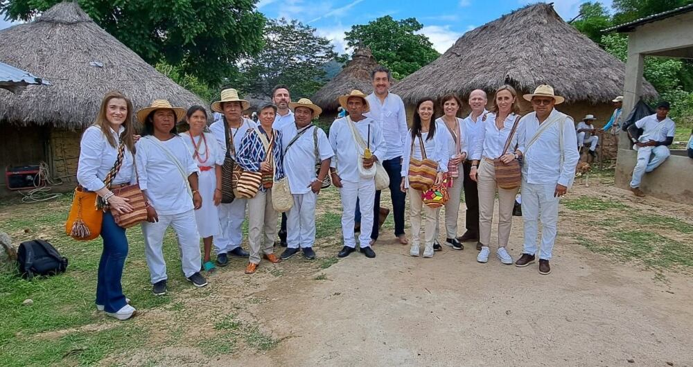 Comitivas del Grupo Red Eléctrica de España y Grupo Energía Bogotá con miembros del pueblo Wiwa en Cesar.