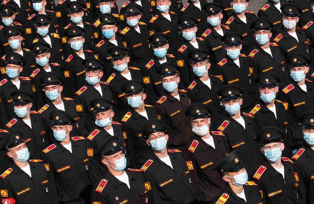 Cadetes militares rusos ensayan para un desfile en San Petersburgo, el 18 de junio. El acto, que marca el 75 aniversario de la derrota nazi, se pospuso el 9 de mayo debido a la pandemia de coronavirus y ahora está programado para el 24 de junio. Foto: Dmitri Lovetsky/ AP