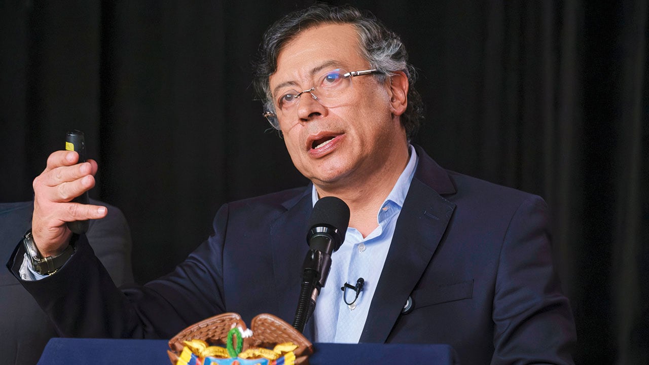 Antes de cumplir la orden de la Casa de Nariño, Reyes advirtió cuestionamientos sobre la funcionaria. El presidente Petro habría ratificado la decisión.