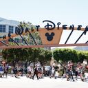 Miembros del Sindicato de Escritores de Estados Unidos y del Sindicato de Actores de la Pantalla hacen una huelga frente a los Estudios Disney en Burbank, California, el 14 de julio de 2023.