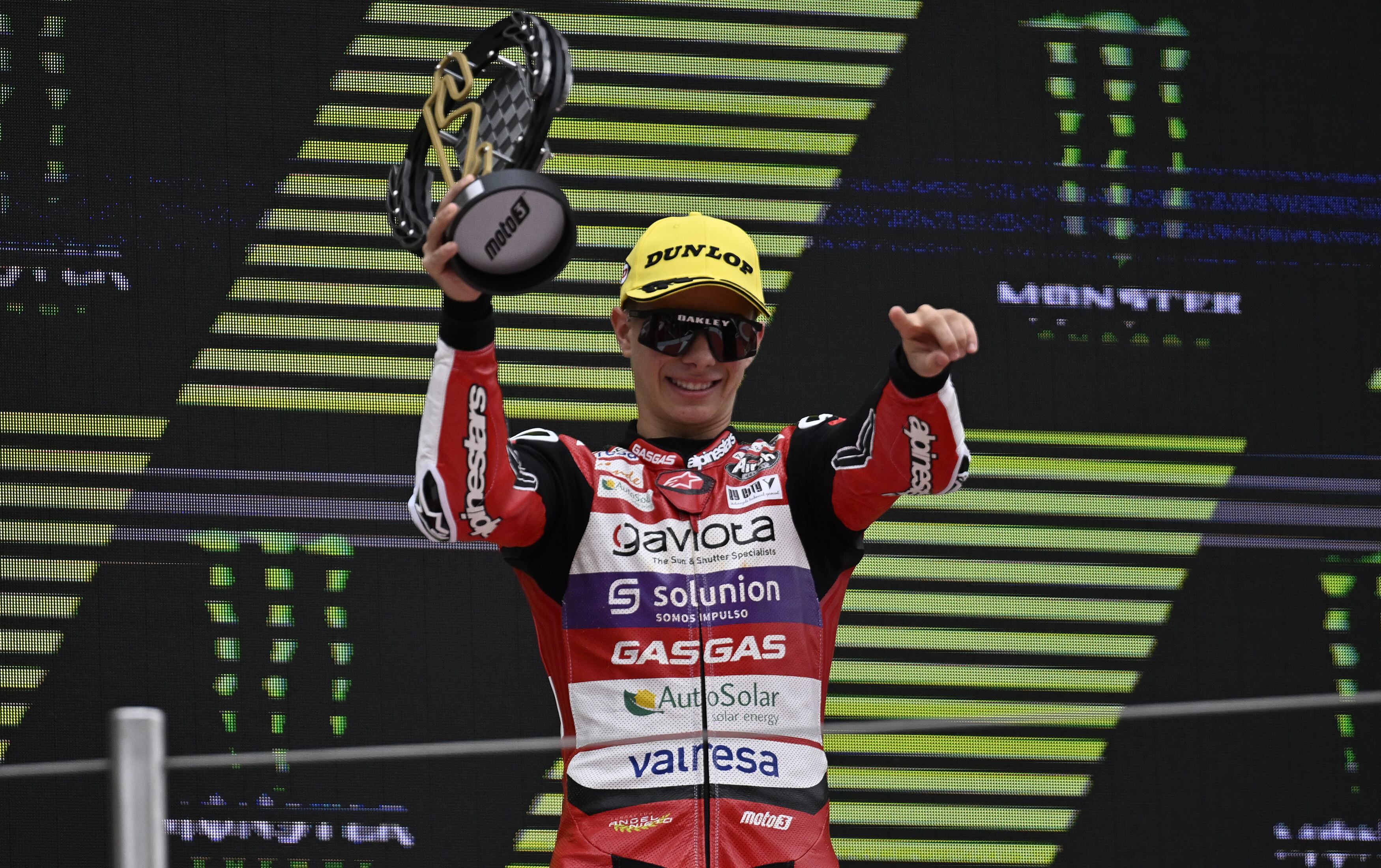 David Alonso celebrando su segunda victoria en el MOTO M3