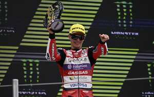 David Alonso celebrando su segunda victoria en el MOTO M3