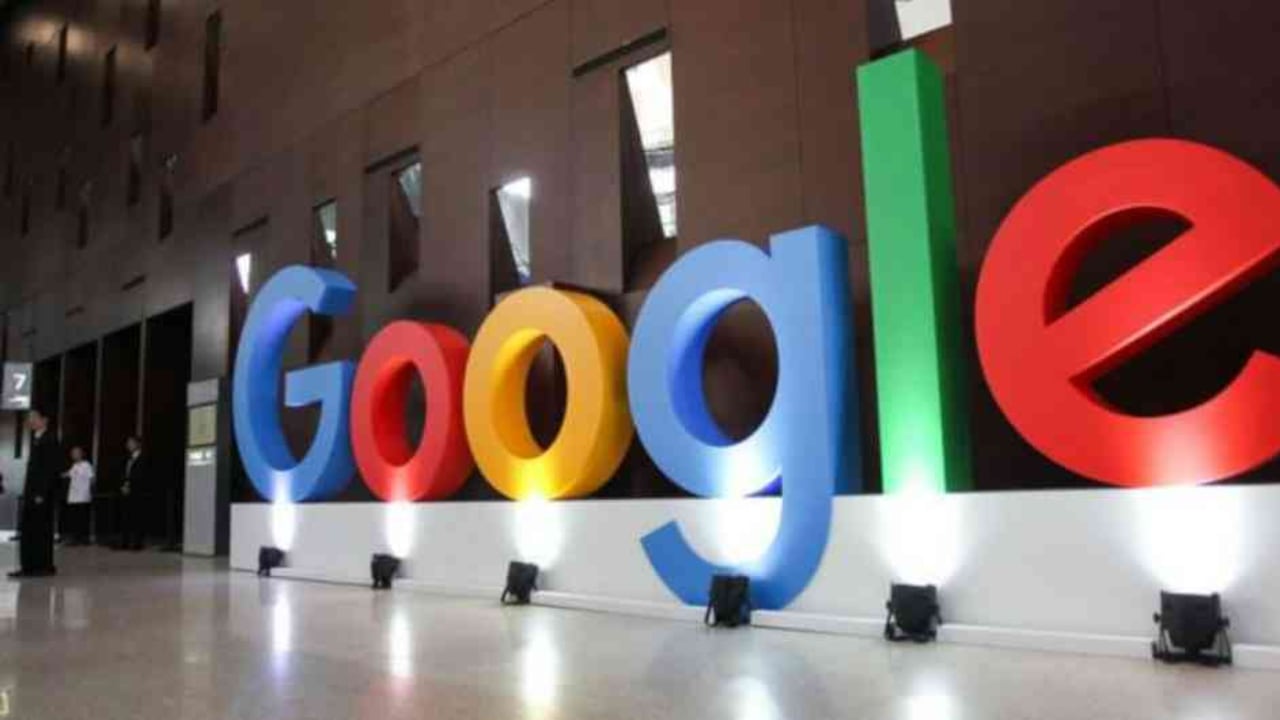 El nombre es un juego de palabras con un término matemático conocido como gúgol.