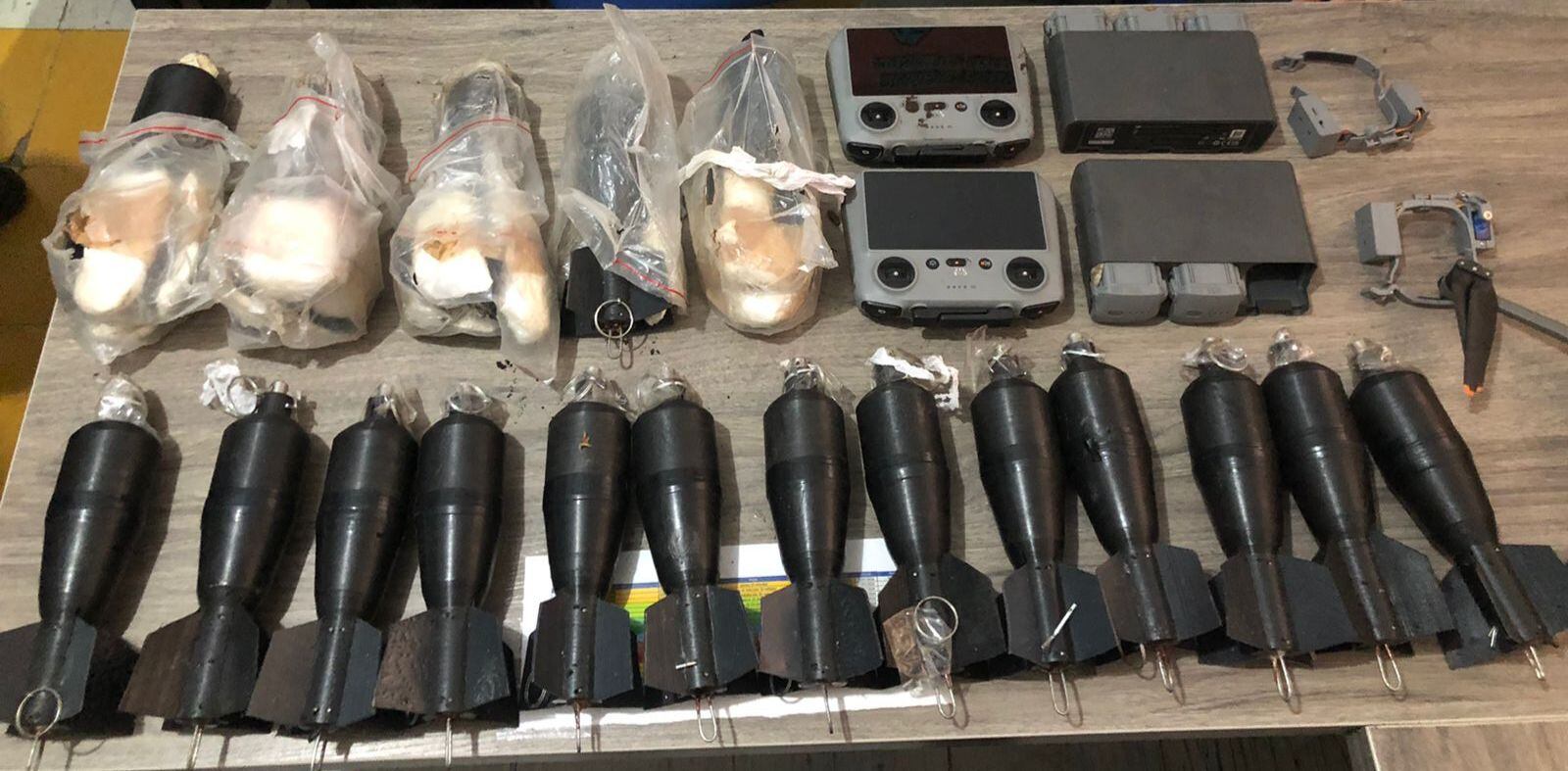 La Policía también informó  la incautación de un dron, con sus controladores y varios brazaletes pertenecientes al grupo armado ilegal antes mencionado, el cual según labores de inteligencia está bajo el mando de alias Esteban.