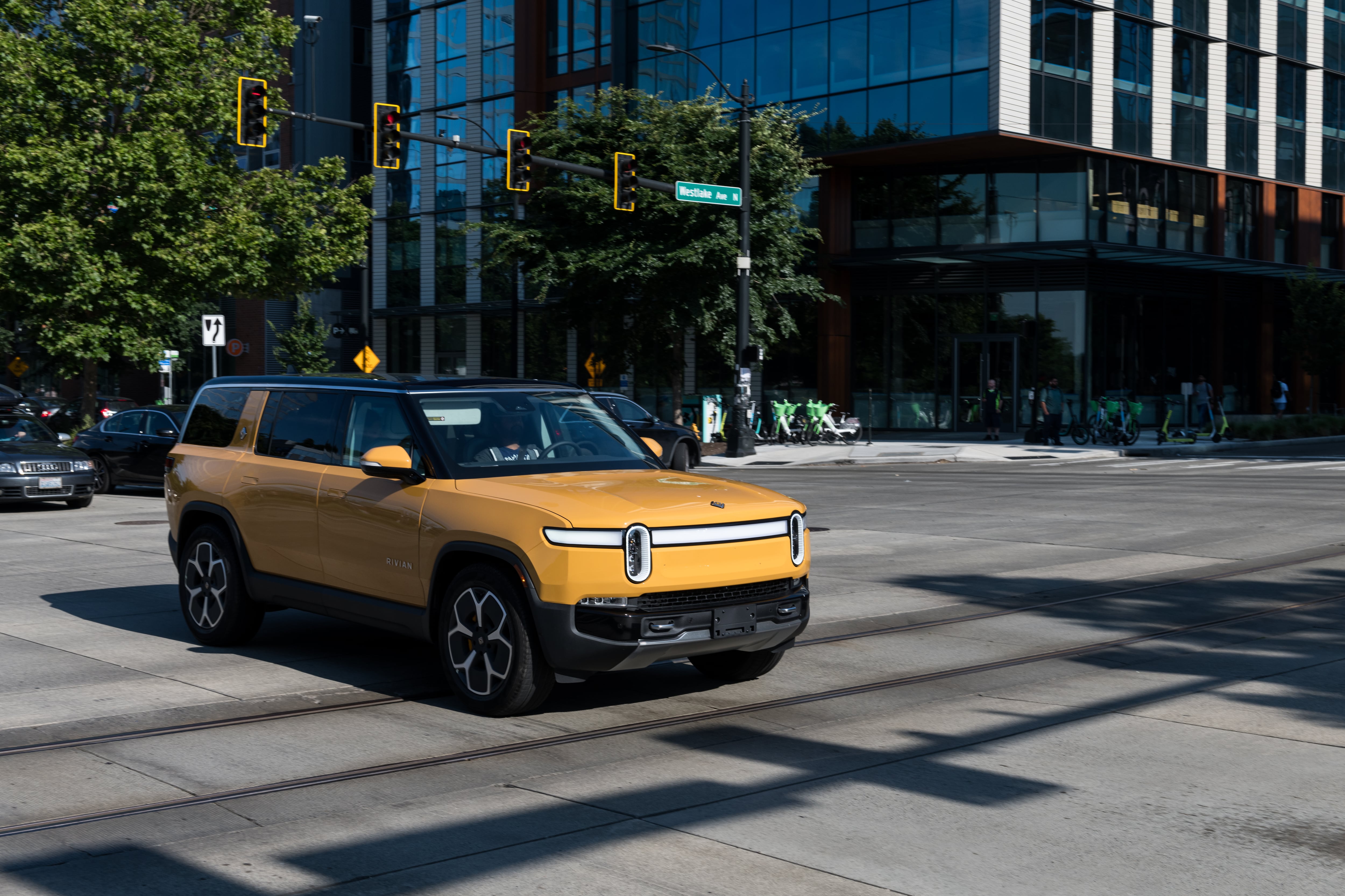 Rivian R1S es uno de los competidores de Tesla.