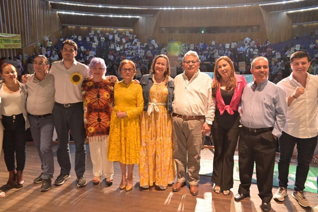 Carolina Corcho en el evento, acompañada de otros funcionarios.