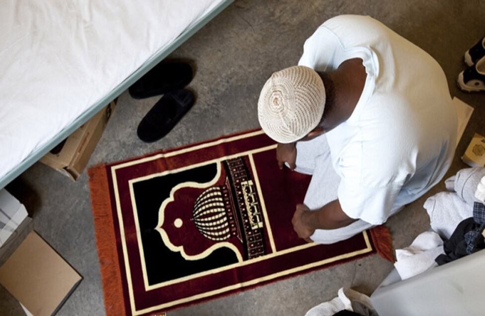 Muchos de los detenidos son musulmanes. P., de 18 años, viene del norte de Filadelfia. Recibe constantes visitas de un sobrino y de su padre, trabajador de la construcción. P. fue arrestado por posesión ilegal de dos armas de fuego. Tiene un tatuaje de Scarface y se convirtió al islam por su hermana mayor. "Trato de seguir la religión, pero no siempre se puede. Nadie es perfecto", dice.
