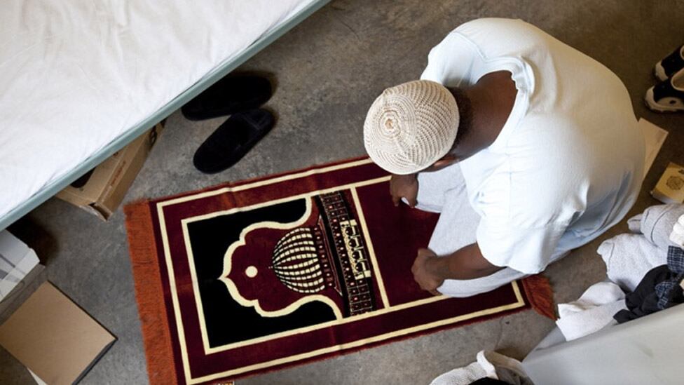 Muchos de los detenidos son musulmanes. P., de 18 años, viene del norte de Filadelfia. Recibe constantes visitas de un sobrino y de su padre, trabajador de la construcción. P. fue arrestado por posesión ilegal de dos armas de fuego. Tiene un tatuaje de Scarface y se convirtió al islam por su hermana mayor. "Trato de seguir la religión, pero no siempre se puede. Nadie es perfecto", dice.
