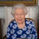 Imagen de la reina Isabel II durante la videollamada (Buckingham Palace via AP)