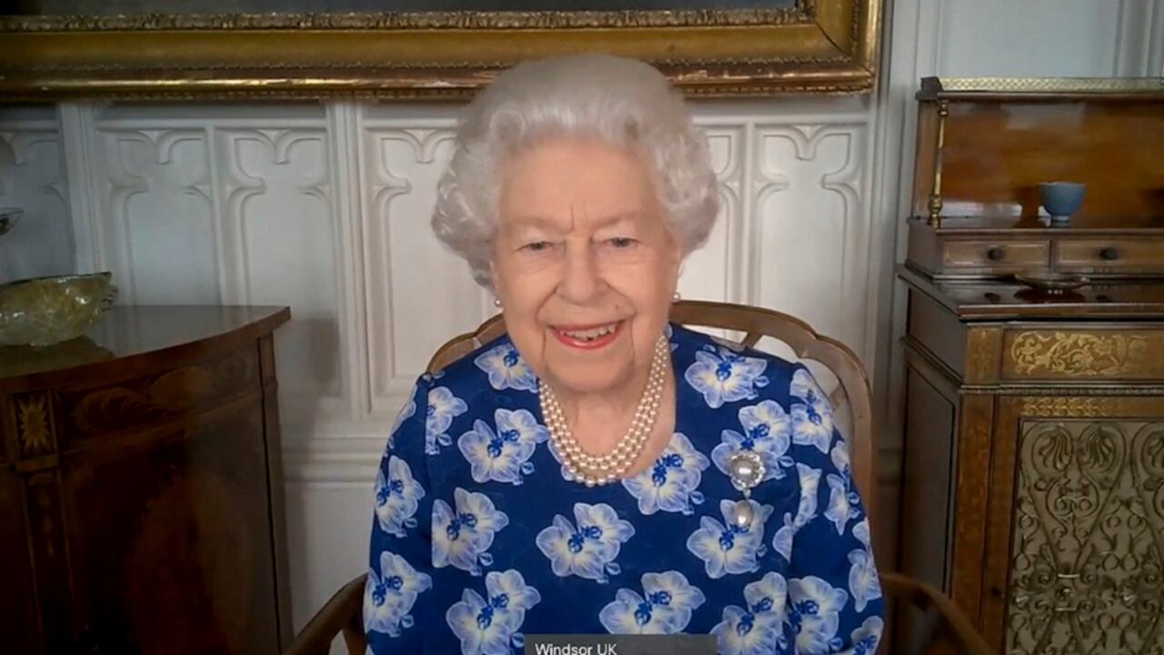Imagen de la reina Isabel II durante una videollamada (Buckingham Palace via AP)