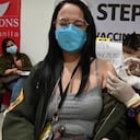 Un trabajador médico administra una vacuna contra el coronavirus BioNtech-Pfizer Covid-19 a un residente dentro de un centro comercial en la ciudad de Manila, el 29 de noviembre de 2021, cuando la nación del sudeste asiático lanzó una campaña de vacunación de tres días dirigida a nueve millones de personas de tan solo 12 años. un esfuerzo por acelerar el lanzamiento de jabs, en medio de la amenaza de la variante del coronavirus Omicron muy mutada.
Ted ALJIBE / AFP
