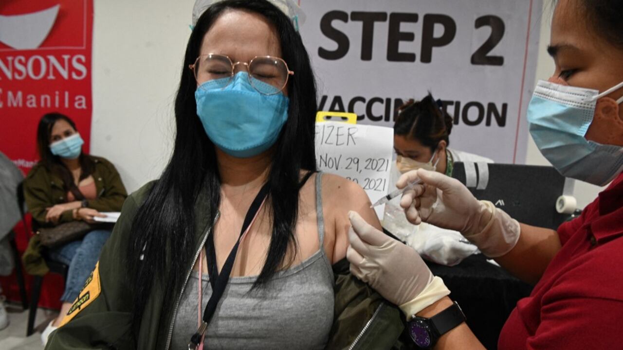 Un trabajador médico administra una vacuna contra el coronavirus BioNtech-Pfizer Covid-19 a un residente dentro de un centro comercial en la ciudad de Manila, el 29 de noviembre de 2021, cuando la nación del sudeste asiático lanzó una campaña de vacunación de tres días dirigida a nueve millones de personas de tan solo 12 años. un esfuerzo por acelerar el lanzamiento de jabs, en medio de la amenaza de la variante del coronavirus Omicron muy mutada.
Ted ALJIBE / AFP