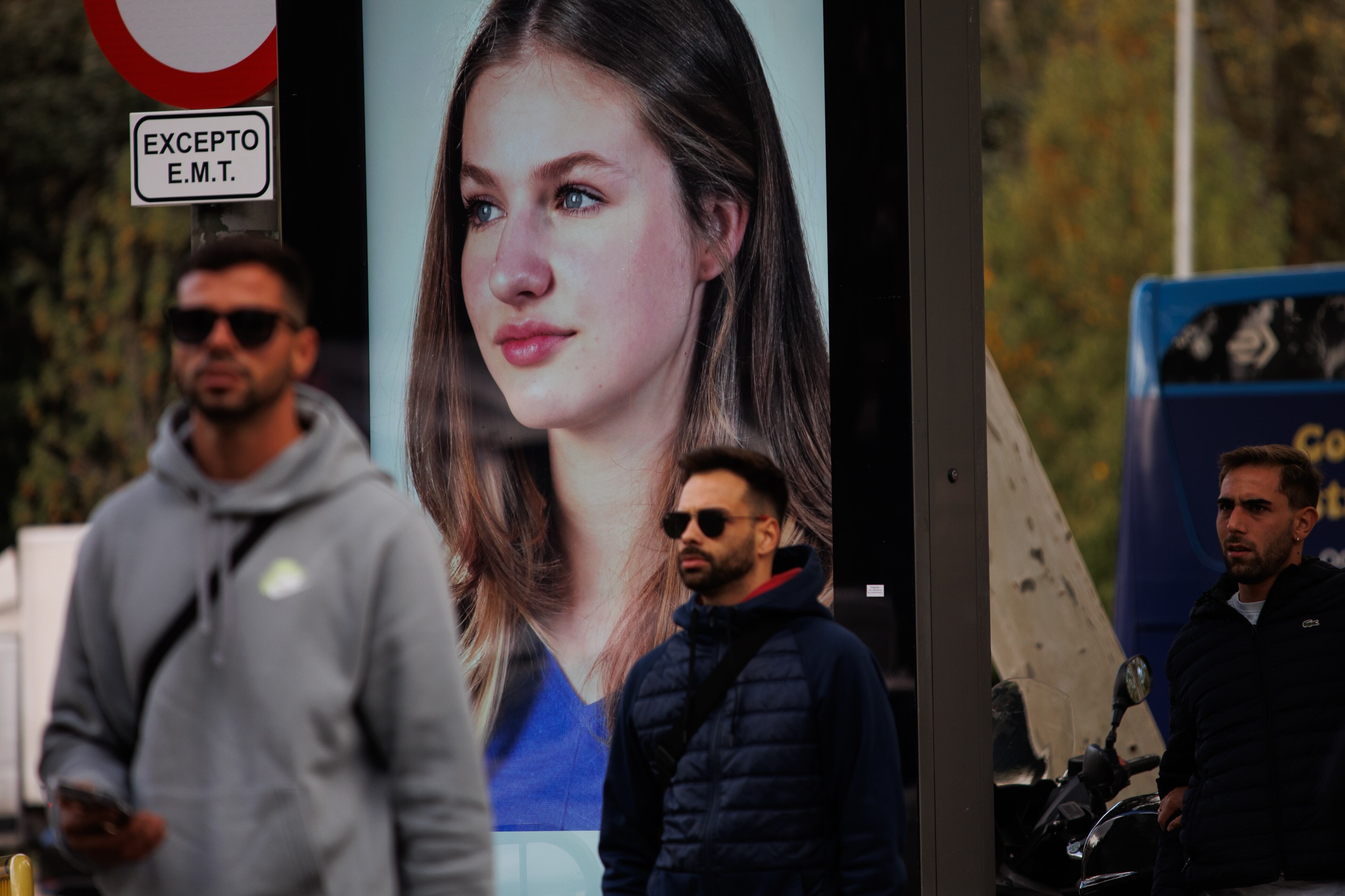 La capital se rinde a la 'leonormanía' en un día clave en la vida de la Princesa de Asturias y en los últimos días los preparativos han sido frenéticos para que Madrid luzca más bonita y festiva que nunca y para que los madrileños no duden en lanzarse a las calles para celebrar este momento irrepetible para la Corona española.