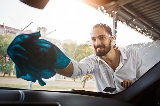 Diferentes métodos de limpieza permiten mantener el parabrisas en buen estado y garantizar una conducción segura.