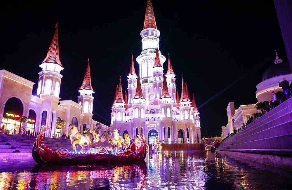 Decoraciones y luces de año nuevo iluminan las calles de Antalya, Turquía el 27 de diciembre de 2017. Hoteles en los centros turísticos de Antalya Belek y Kundu usaban decoraciones livianas en colores rojo, amarillo, verde y blanco y figuras de Papá Noel, atrayendo a más turistas. Foto: Mustafa Çiftçi / Agencia Anadolu