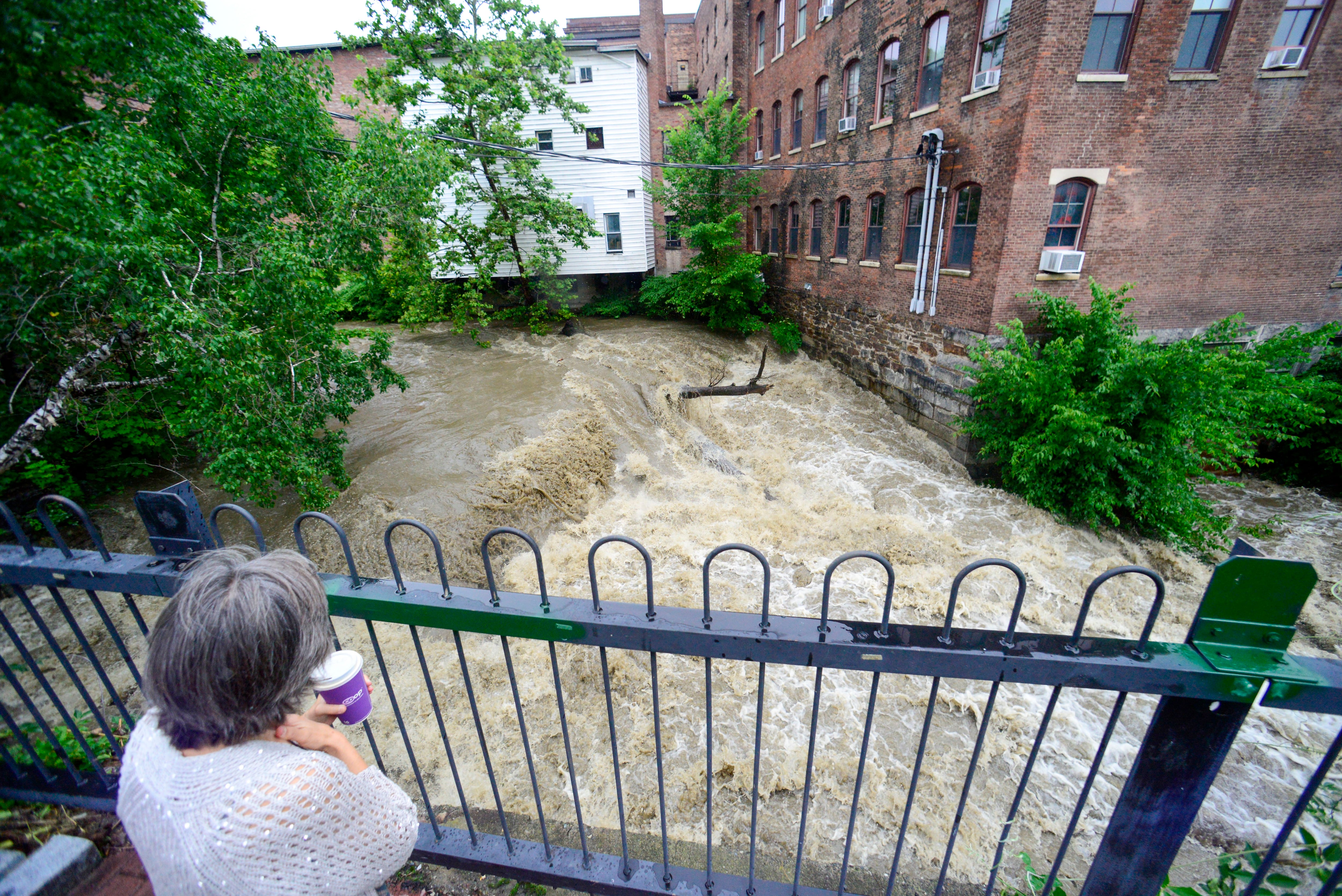 Melissa Morgan, de Northfield, Massachusetts, observa el flujo de agua en Whetstone Brook en Brattleboro, Vermont