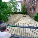 Melissa Morgan, de Northfield, Massachusetts, observa el flujo de agua en Whetstone Brook en Brattleboro, Vermont