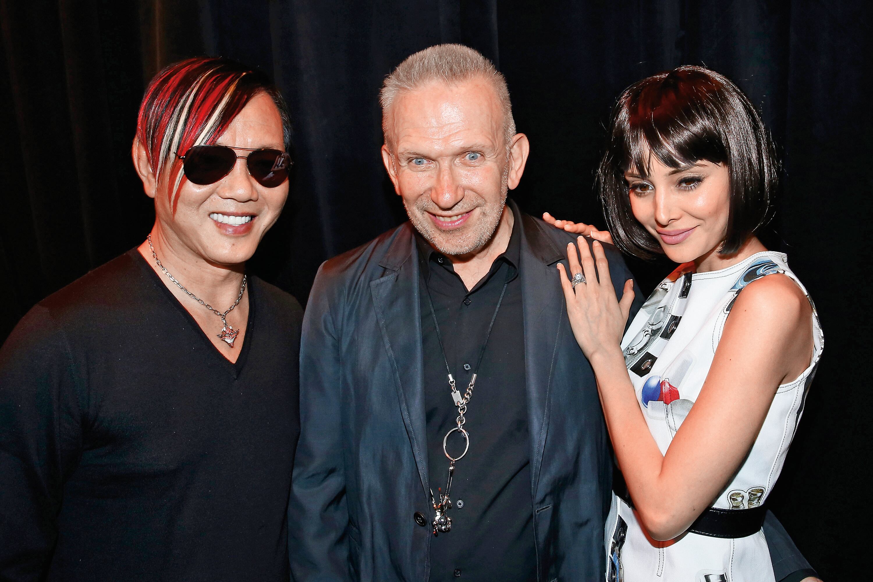 Deborah Hung y su esposo Stephen Hung con el diseñador Jean Paul Gaultier.