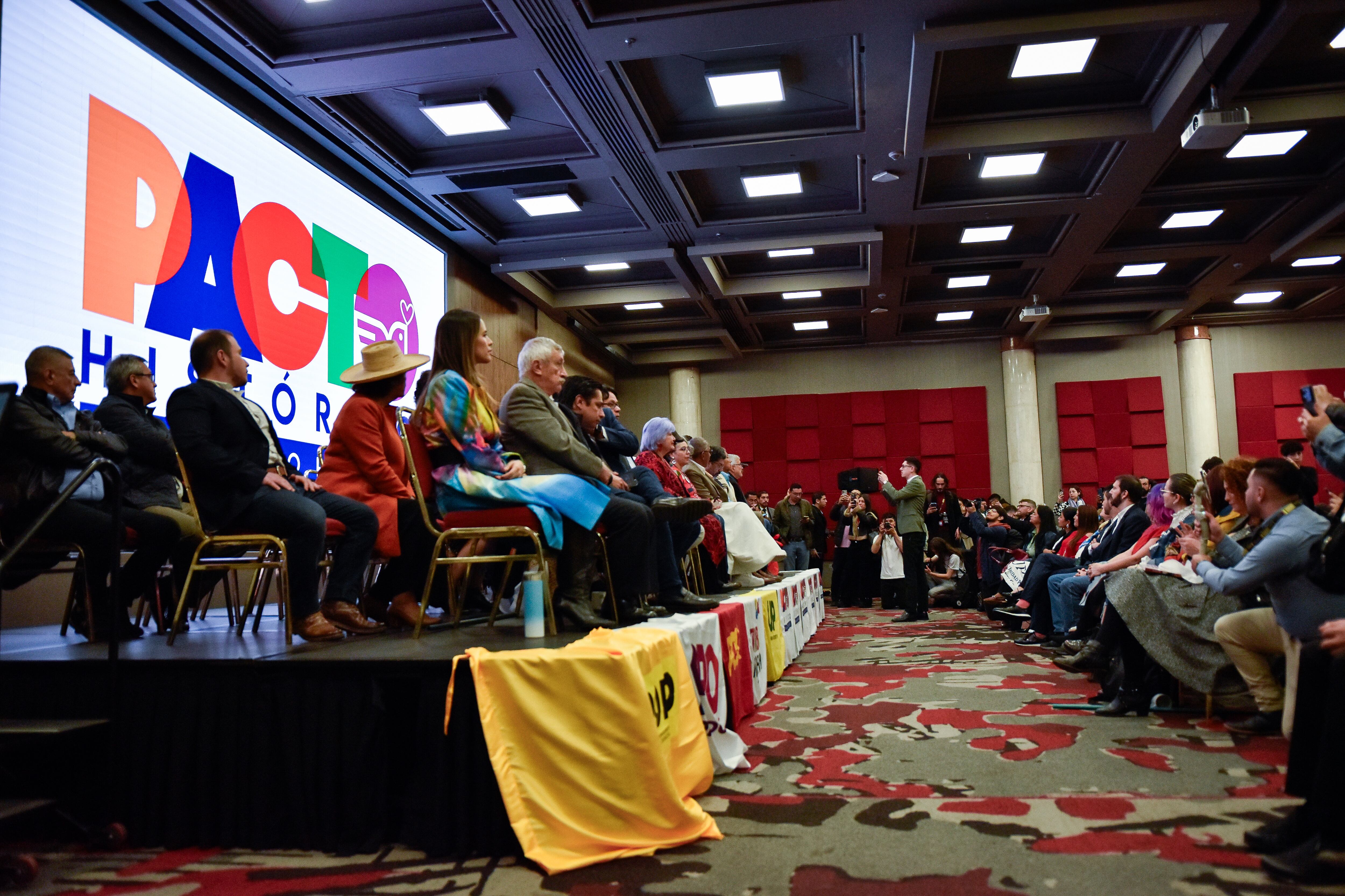 Este proceso integró el Polo Democrático, Progresistas, Colombia Humana, Partido Comunista y Unión Patriótica, junto con movimientos campesinos e indígenas, marcando la oficialización de una coalición que se presenta bajo las banderas de la política popular y de izquierda.