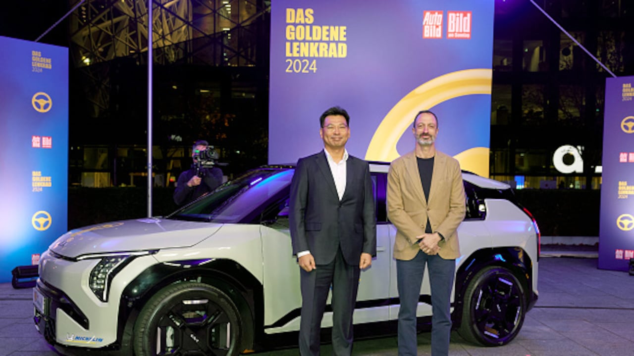 Jong Kook Lee (l), CEO de Kia Alemania, y Karim Habib, vicepresidente ejecutivo y director global de Diseño de Kia.
