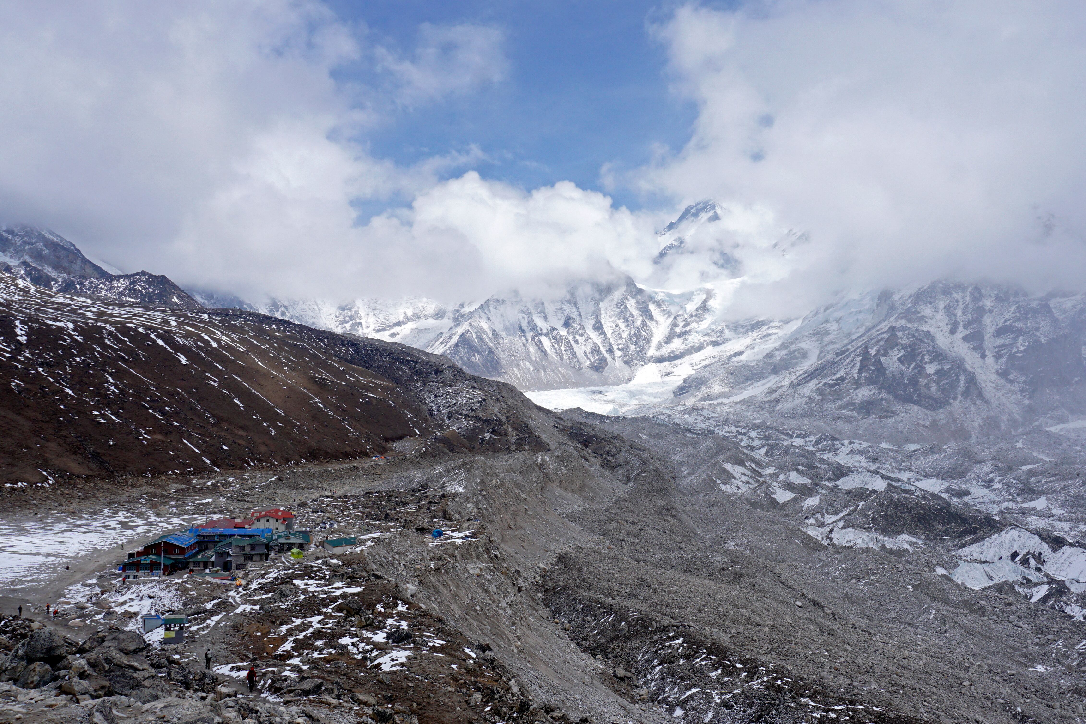 En este momento, en el campamento base hay más de mil personas, entre alpinistas y sus equipos de apoyo, y los hoteles en la zona han vuelto a abrir.