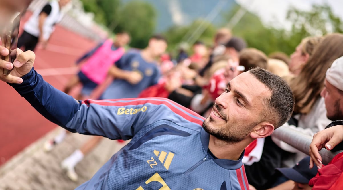 Arijon Ibrahimović llega al Bayern Múnich como cambio de Luis Díaz.