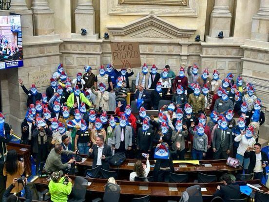Con máscaras de Papá Pitufo, un grupo de personas, solicitaron al presidente de la Comisión de Acusaciones, el liberal Leonardo Gallego, que entregue respuestas sobre la investigación.