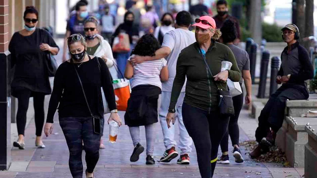Además, pidió a las personas no hacer uso de máscaras destinadas a los trabajadores de la salud, por ejemplo, los de referencia N95 y tampoco recomiendan el uso de protectores faciales solos.