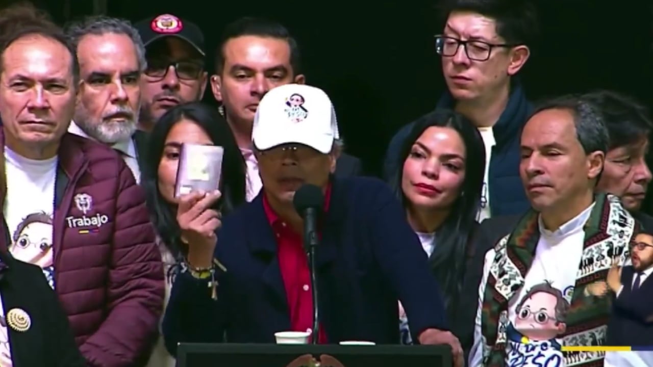 Gustavo Petro presentó el nuevo pasaporte de Colombia.