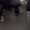 La pasajera se orinó en el pasillo del avión de la aerolínea Spirit, advirtiendo que la azafata no la dejaba entrar al baño.