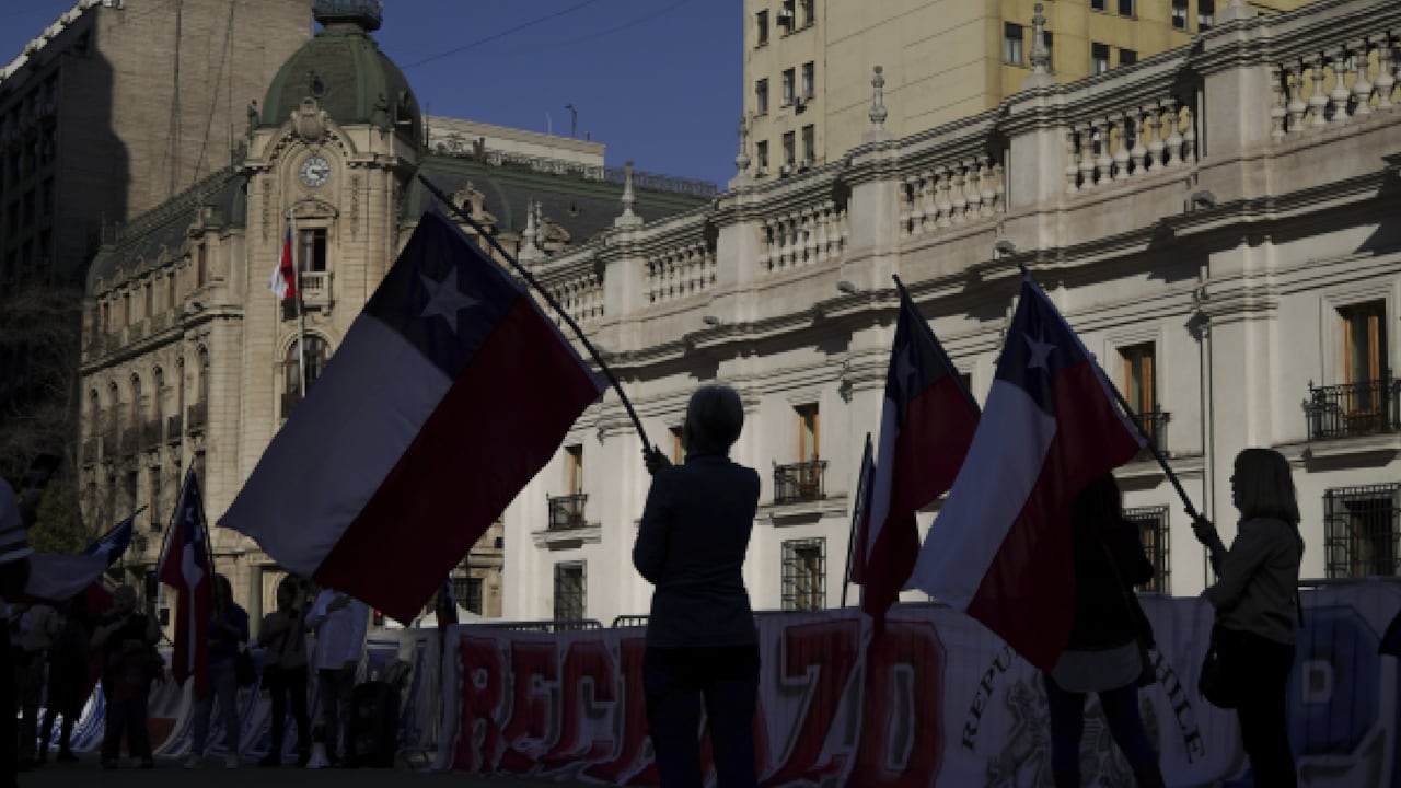 Santiago vive nueva jornada de protestas. Manifestantes se dirigen a la Casa de la Moneda.