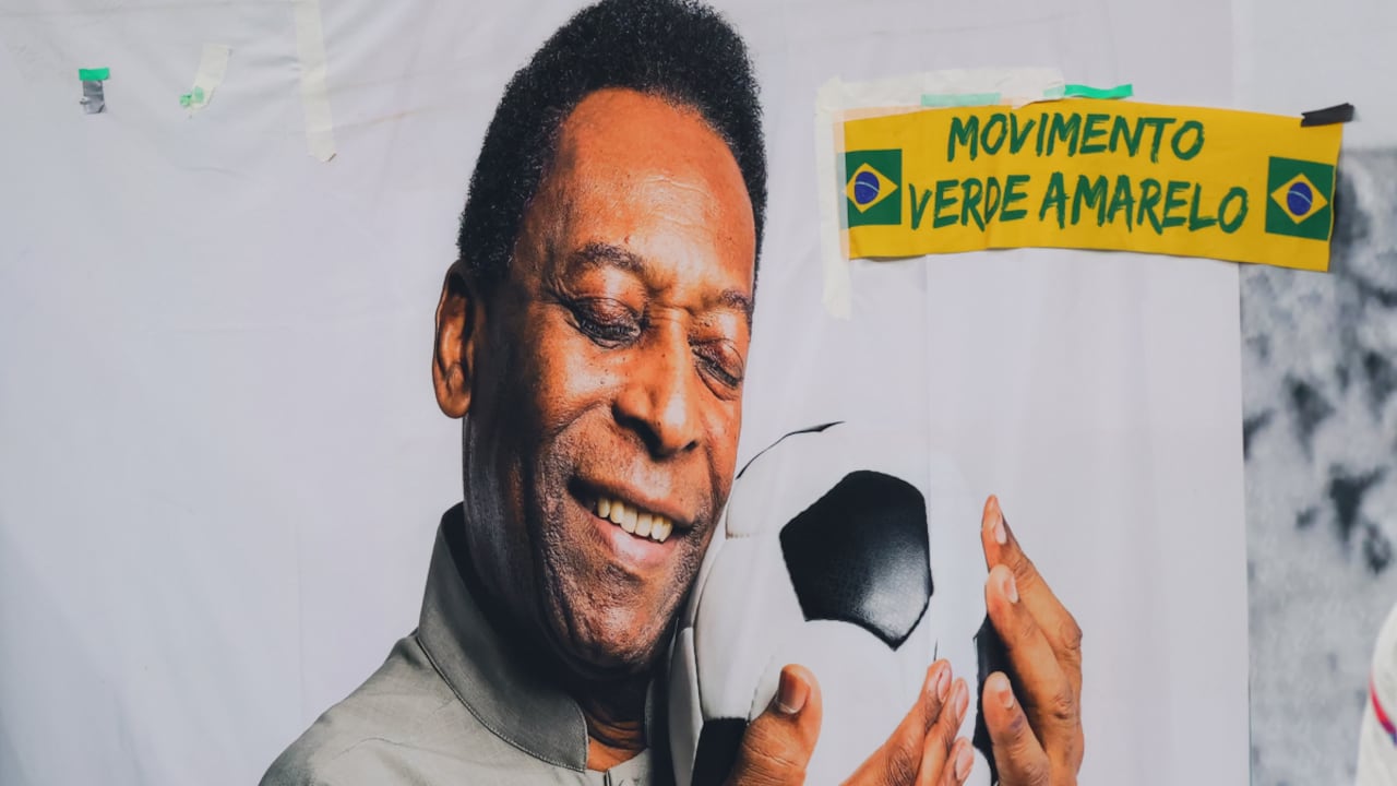DOHA, QATAR - DECEMBER 05: A banner of former brazil player Pele displayed during the FIFA World Cup Qatar 2022 Round of 16 match between Brazil and South Korea at Stadium 974 on December 5, 2022 in Doha, Qatar. (Photo by Getty Images/Marc Atkins)