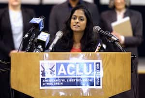 La abogada de la Unión Estadounidense de Libertades Civiles, Nusrat Choudhury, habla en una conferencia de prensa en Milwaukee, el miércoles 22 de febrero de 2017.