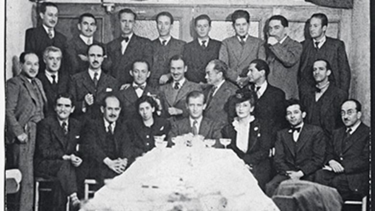 Homenaje a Alejandro Obregón (centro de la foto, sentado) en Bogotá, el 10 de junio de 1945. La mujer que está sentada a mano izquierda de Obregón es Hena Rodríguez, de quien se conservan pocas fotografías de la época.