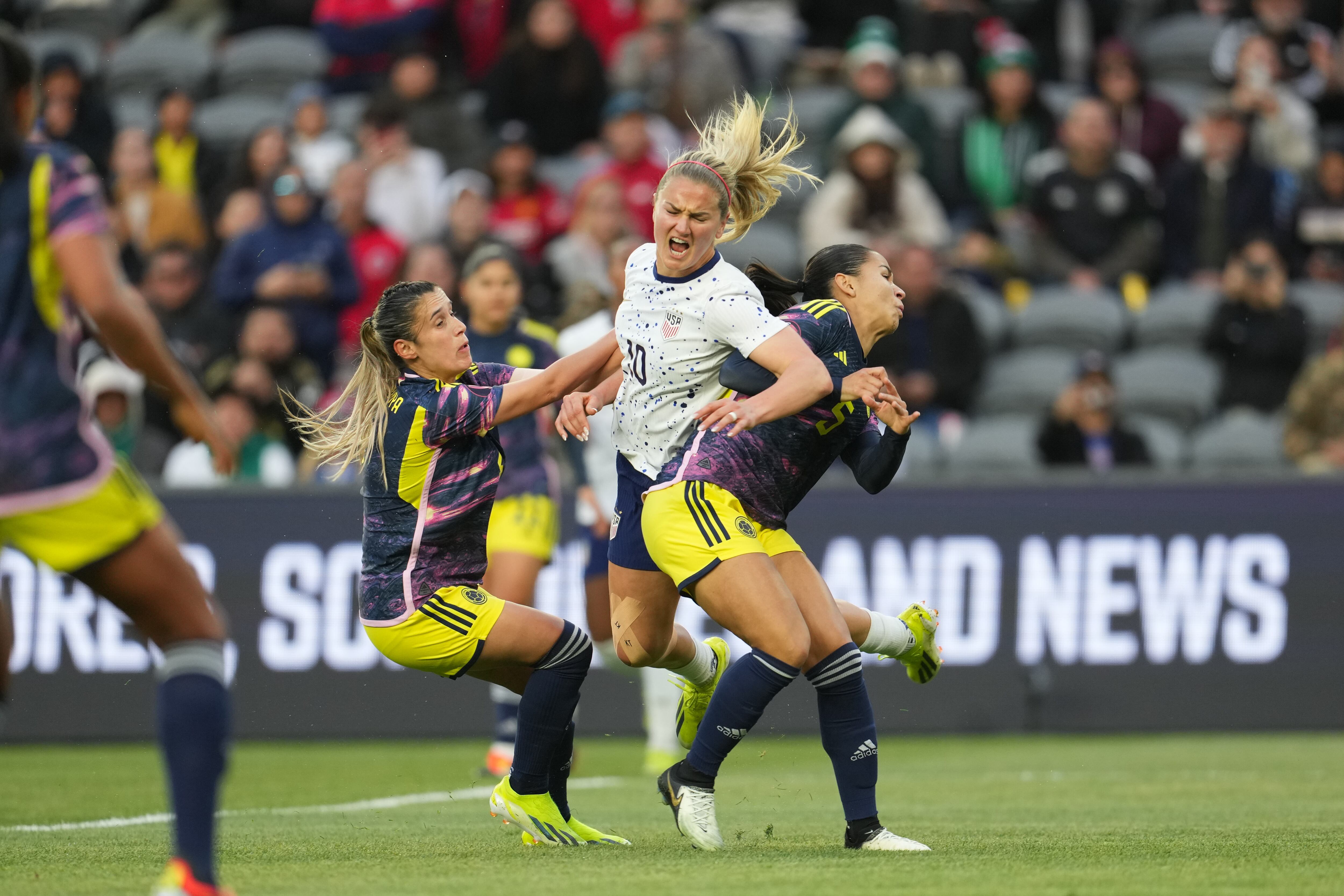 LOS ÁNGELES, CALIFORNIA - 3 DE MARZO: Lindsey Horan # 10 de Estados Unidos choca con Lorena Bedoya # 5 y Daniela Montoya # 6 de Colombia durante la primera mitad del partido de cuartos de final de la Copa Oro W de Concacaf 2024 en el Estadio BMO el 3 de marzo de 2024 en Los Ángeles, California. (Foto de Brad Smith/ISI Photos/USSF/Getty Images para USSF)