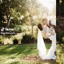 Imagen de la supuesta aparición de una pequeña durante la boda de sus padres.